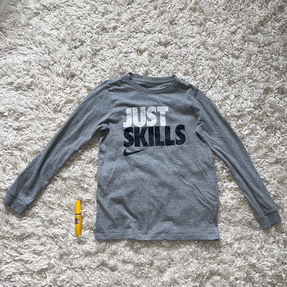 Boy’s long sleeve grey Nike t-shirt (medium)